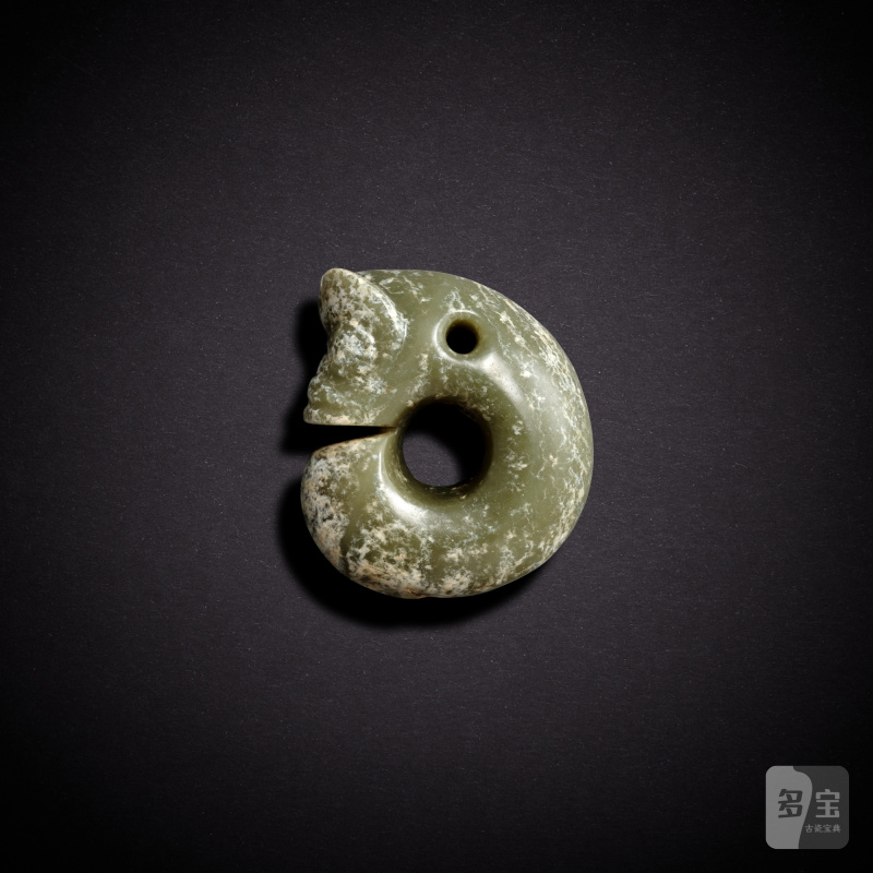 A celadon jade pig-dragon, Neolithic period, Hongshan culture | 新石器時代 紅山文化 青玉豬龍 - 图2